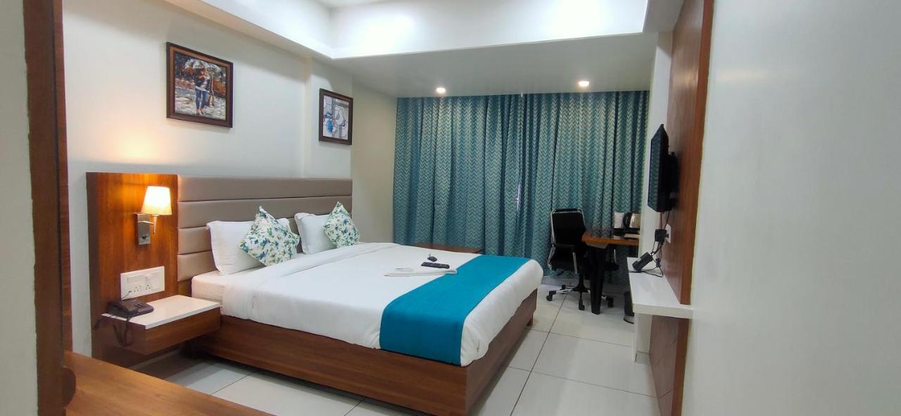 Hotel Sapphire Inn Godhra Exterior photo