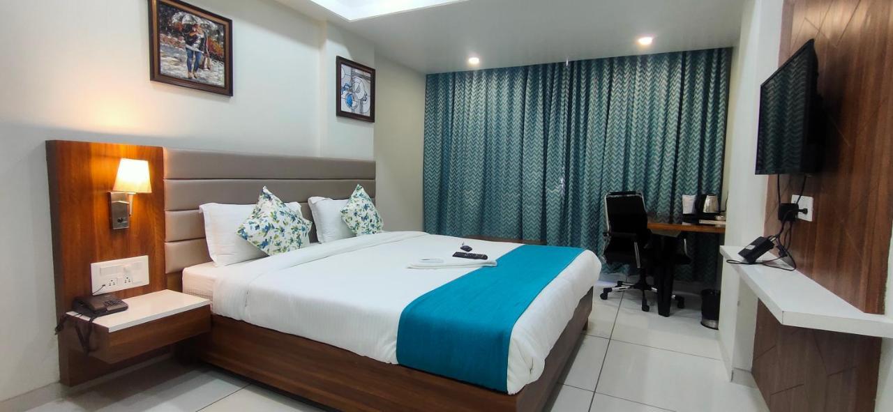 Hotel Sapphire Inn Godhra Exterior photo