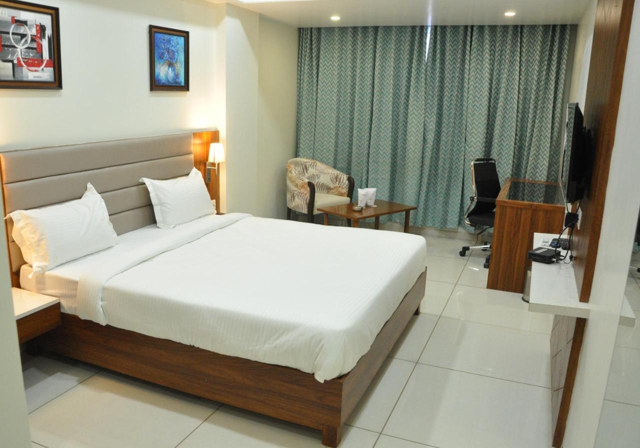 Hotel Sapphire Inn Godhra Exterior photo